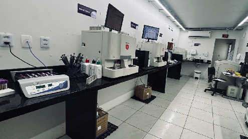 Bancada de equipamentos laboratoriais